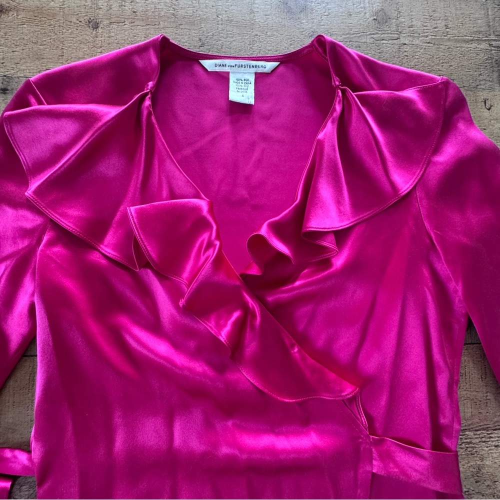 Diane Von Furstenberg 100% Silk Ruffle Wrap Around Blouse Fuchisa Pink Size 4 - Picture 4 of 6
